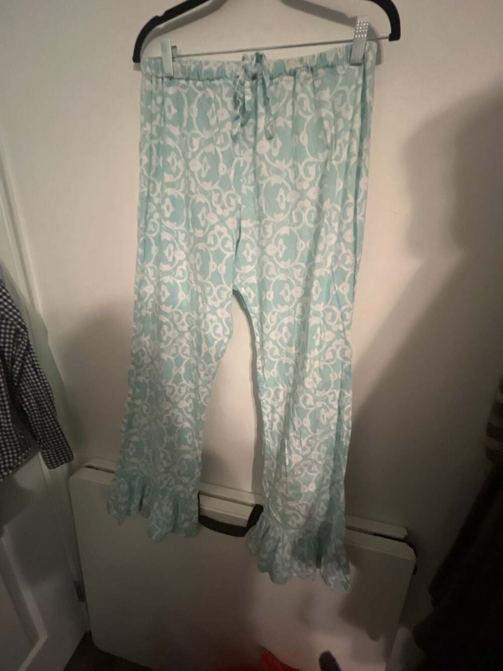 Mud Pie Women's Size L Blue and White Patterned Ruffle Hem Lounge Pants